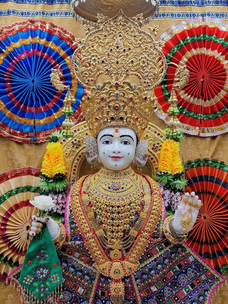 Swaminarayan Bhagwan adorned in jewels.