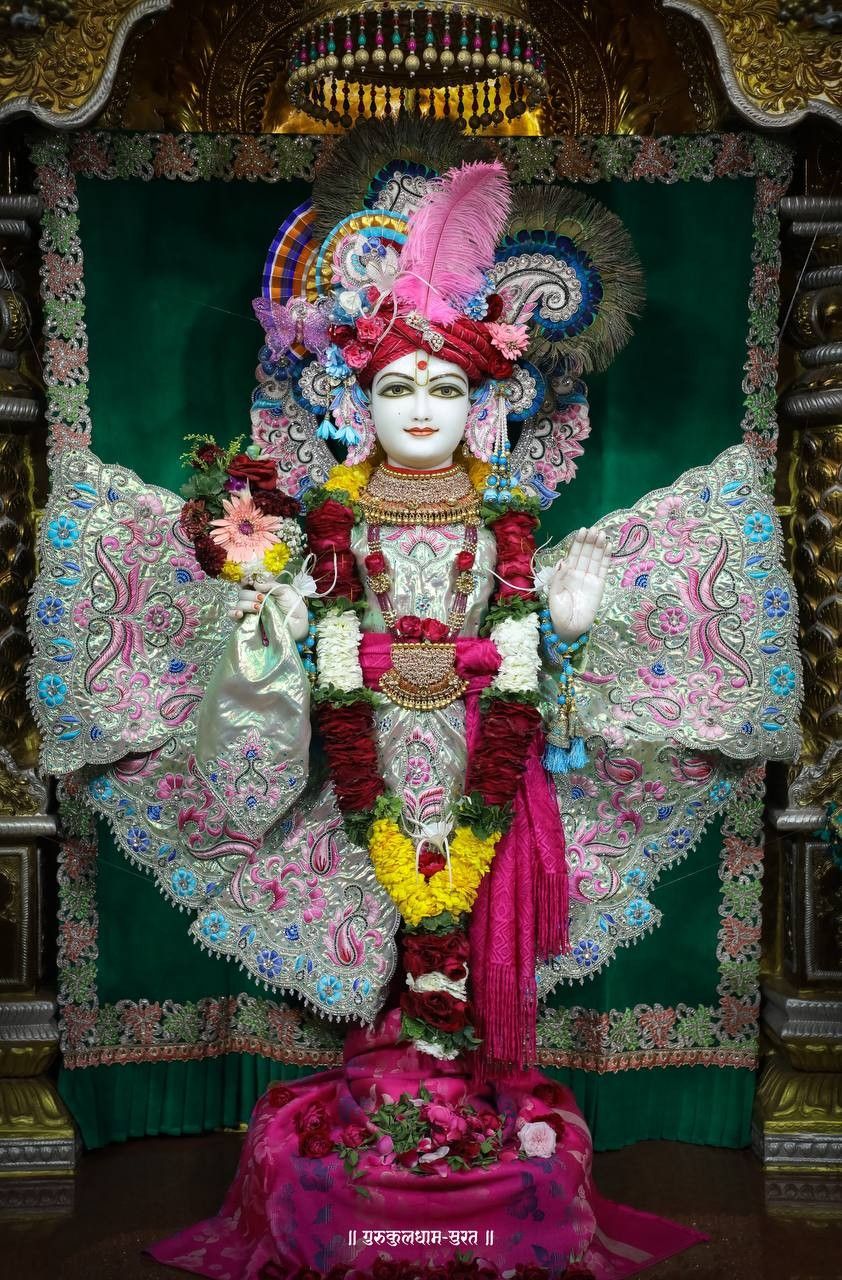 Swaminarayan Bhagwan adorned with flowers