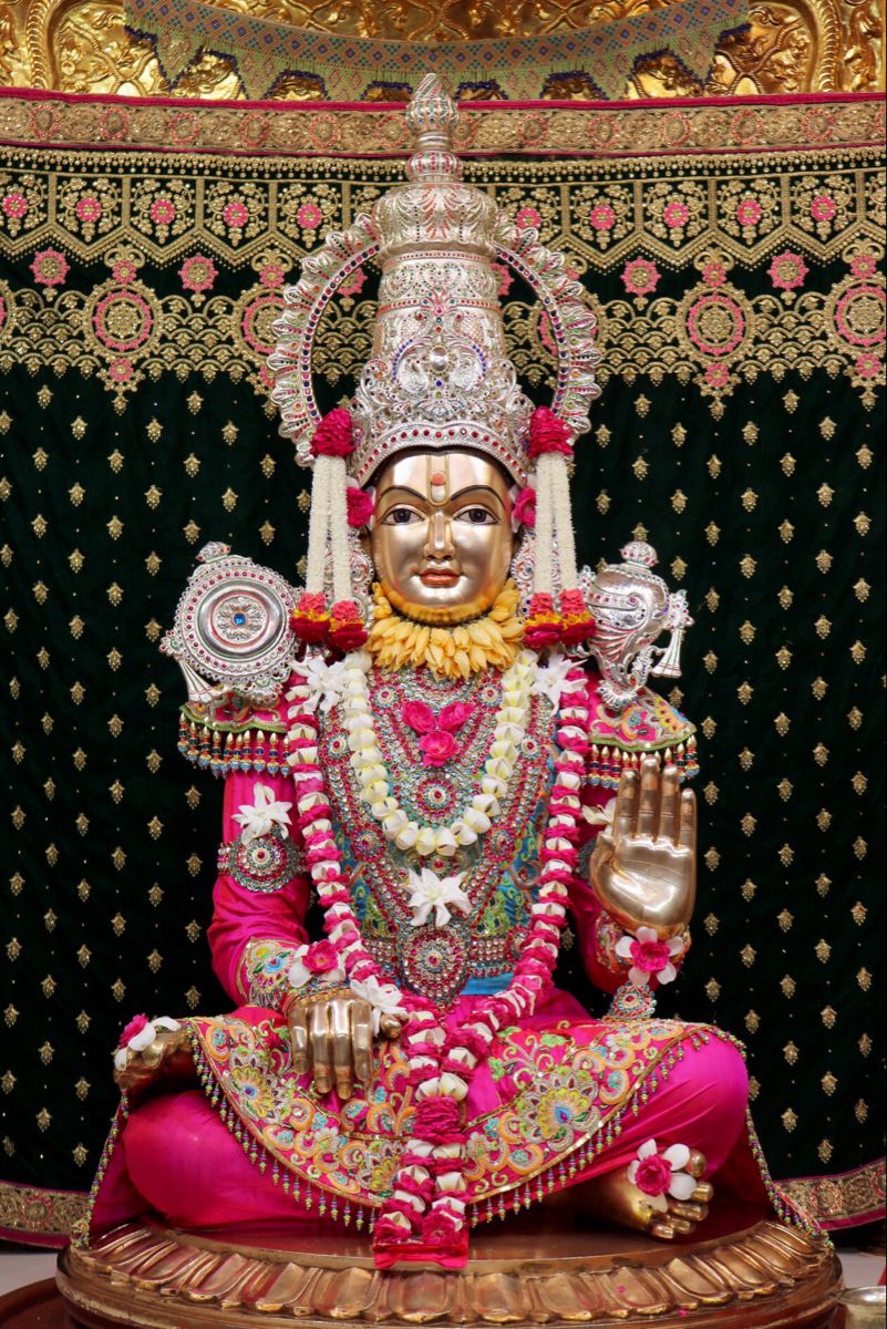 Golden Swaminarayan statue, peaceful divine presence