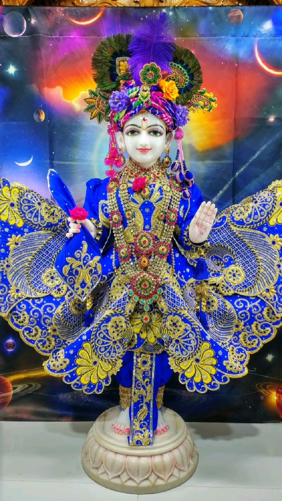 Swaminarayan Bhagwan in regal attire