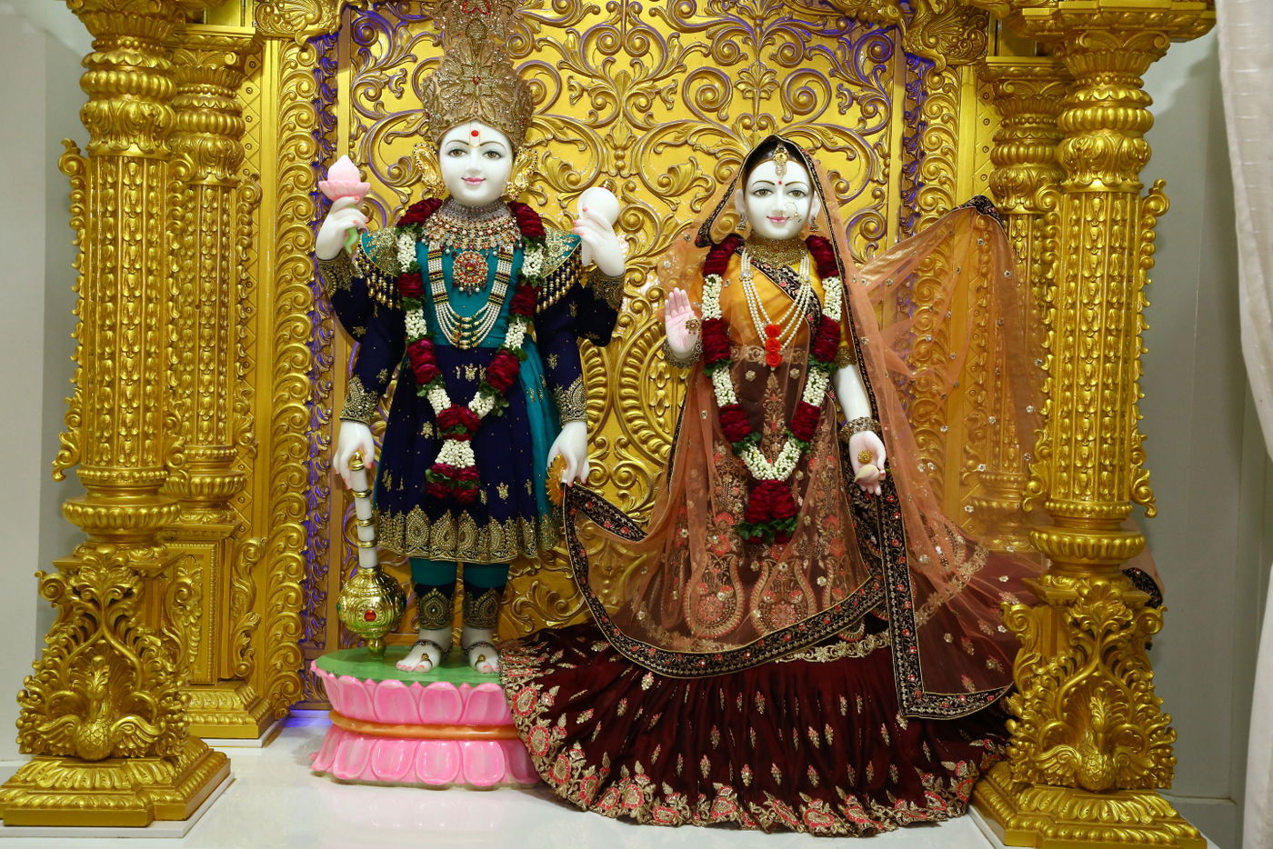 Swaminarayan with consort divine statue