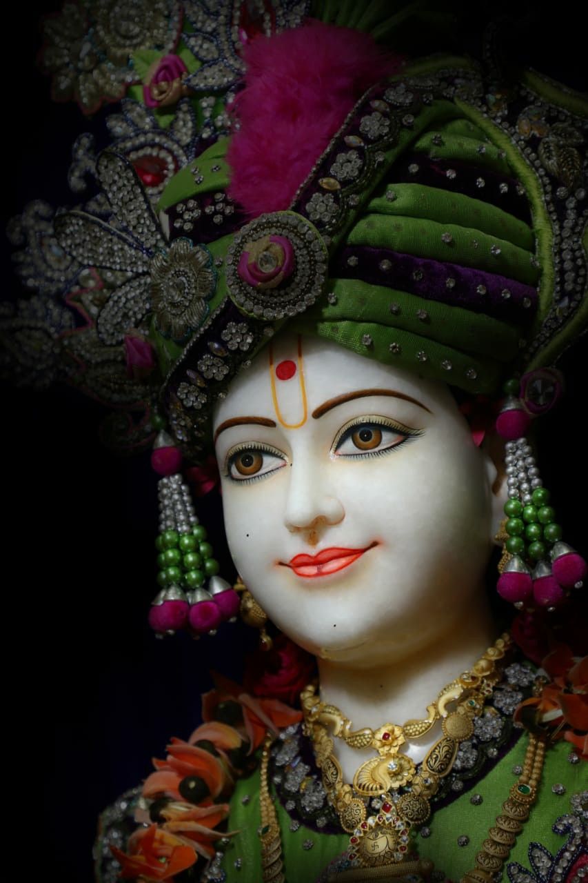 Swaminarayan Maharaj\'s peaceful divine face