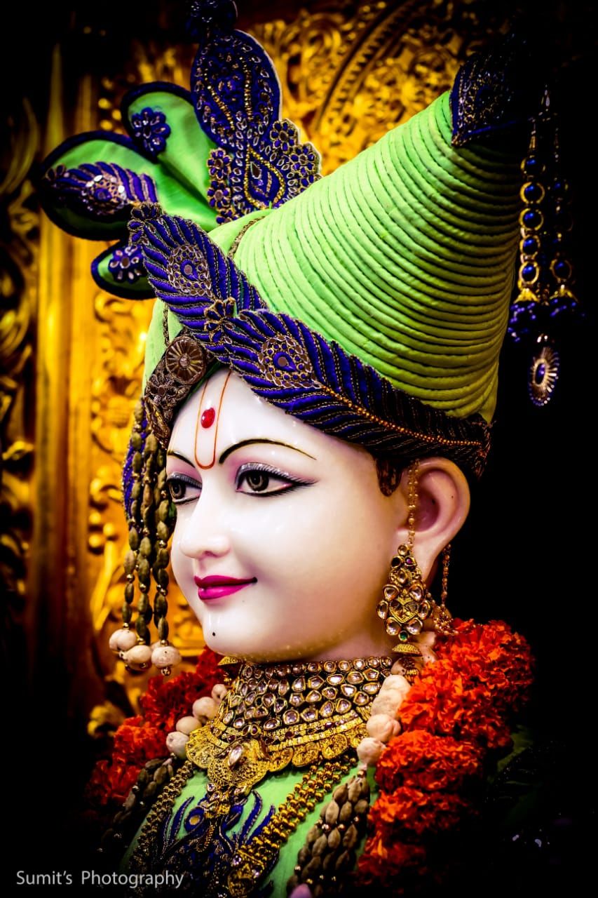 Swaminarayan Bhagwan with emerald crown