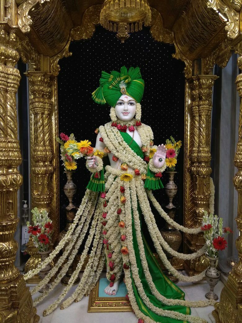 Swaminarayan Bhagwan adorned with flowers