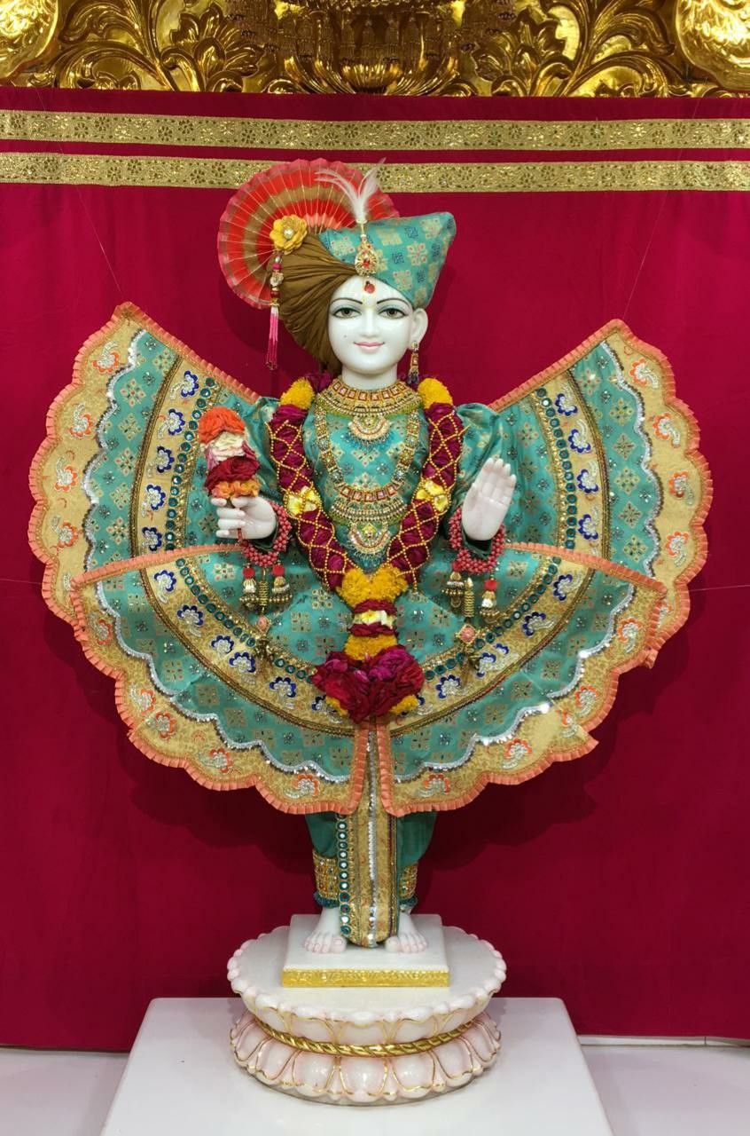 Swaminarayan murti in ceremonial attire.