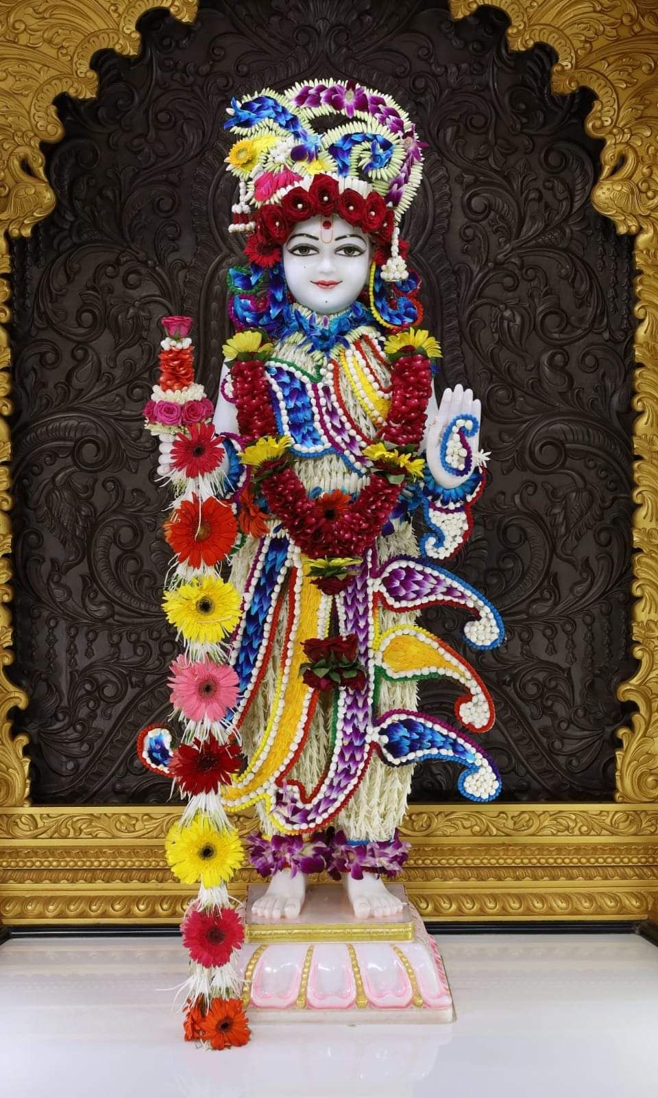 Swaminarayan Bhagwan adorned with fresh flowers