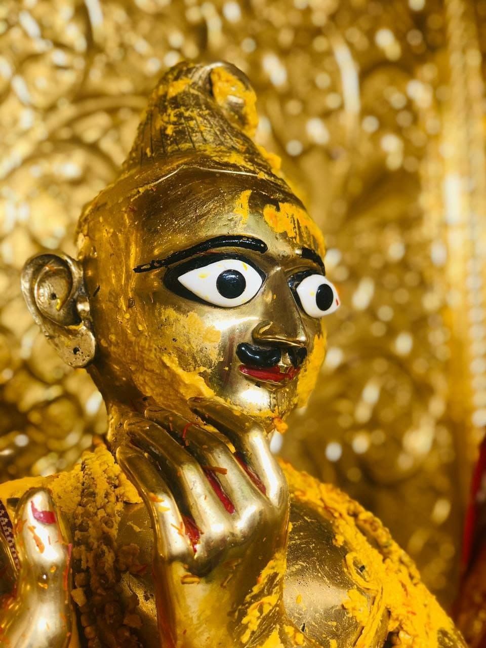 Close-up of Shri Swaminarayan\'s golden face