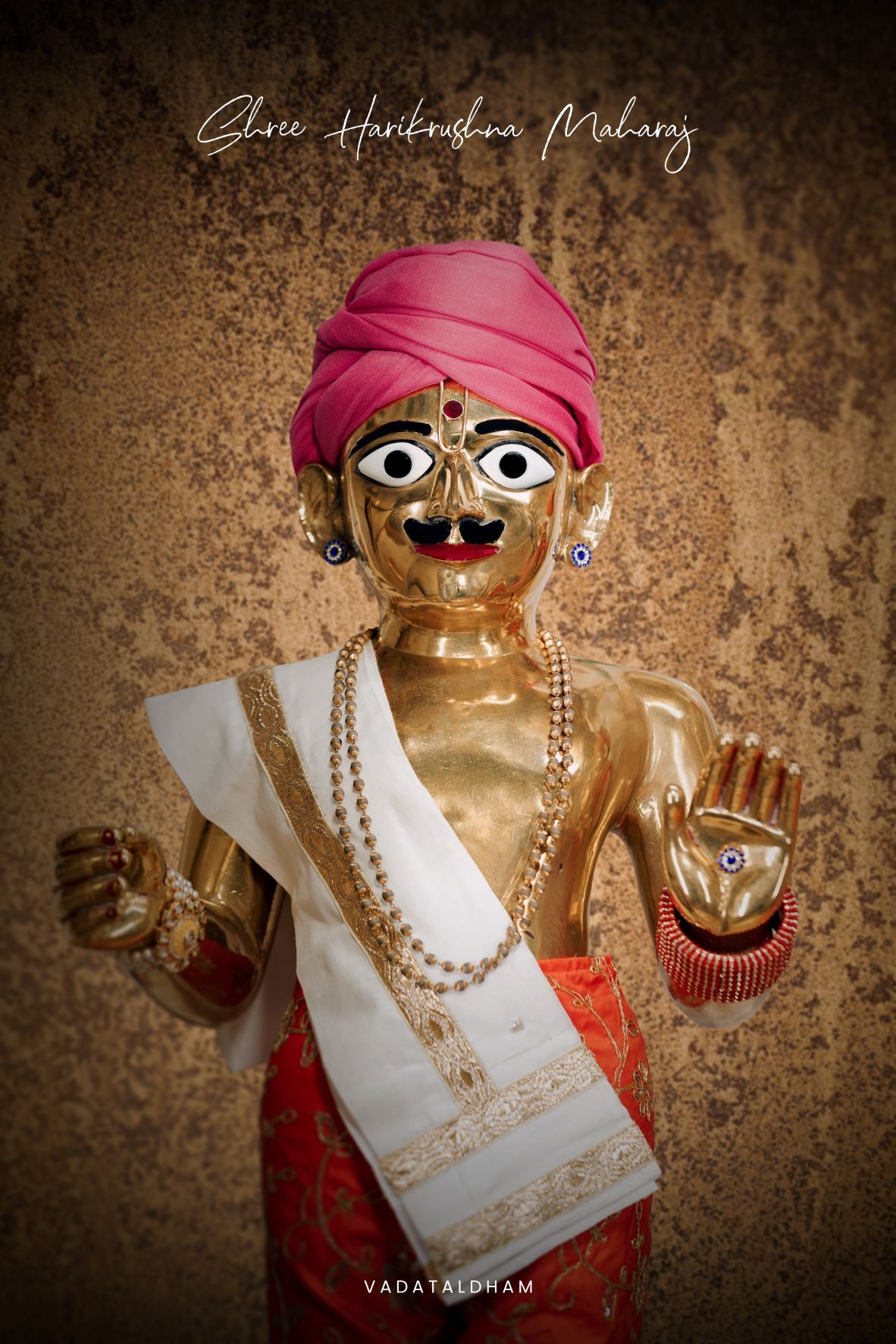Golden Swaminarayan statue radiates devotion