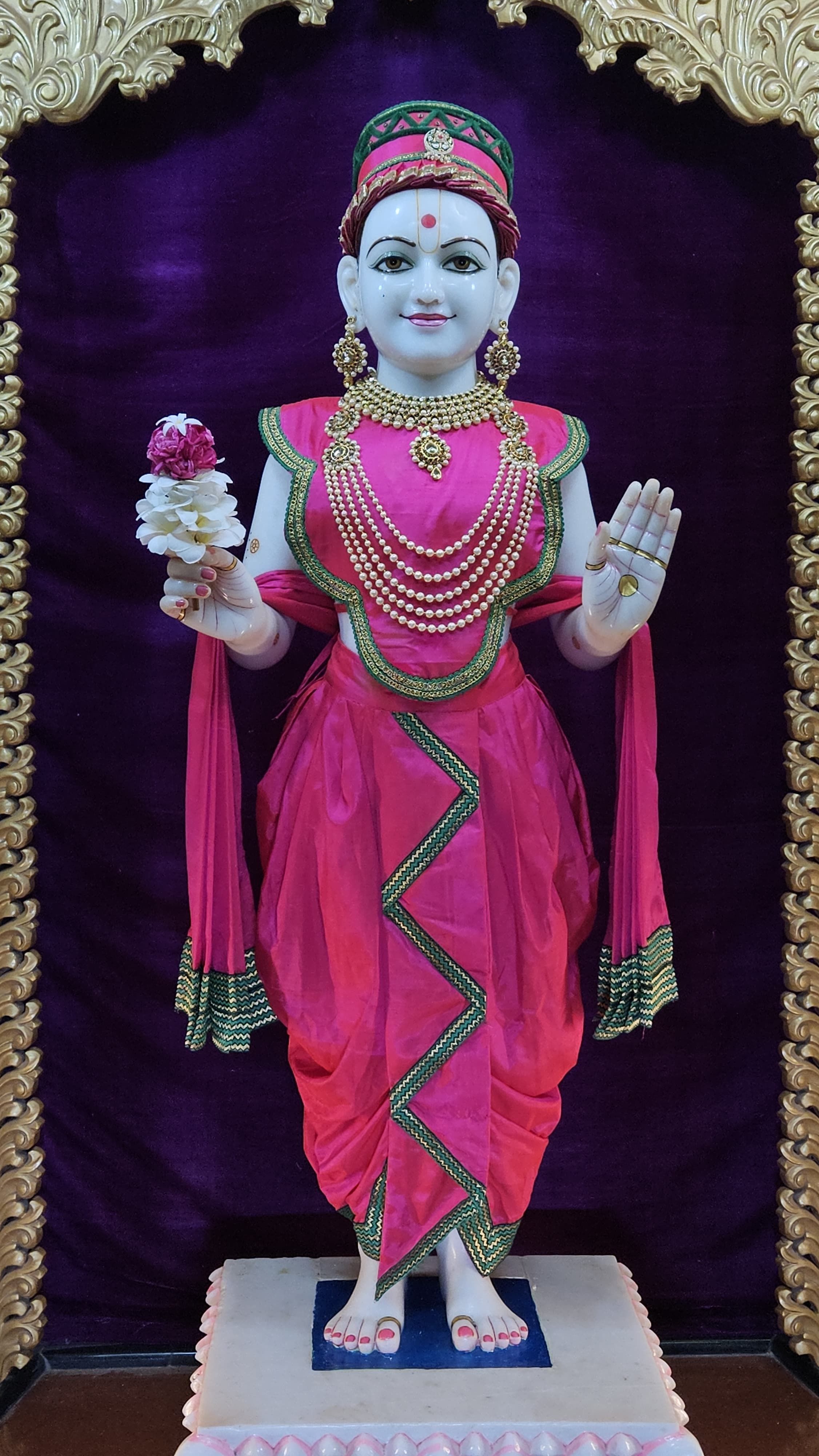 Swaminarayan murti offering blessings