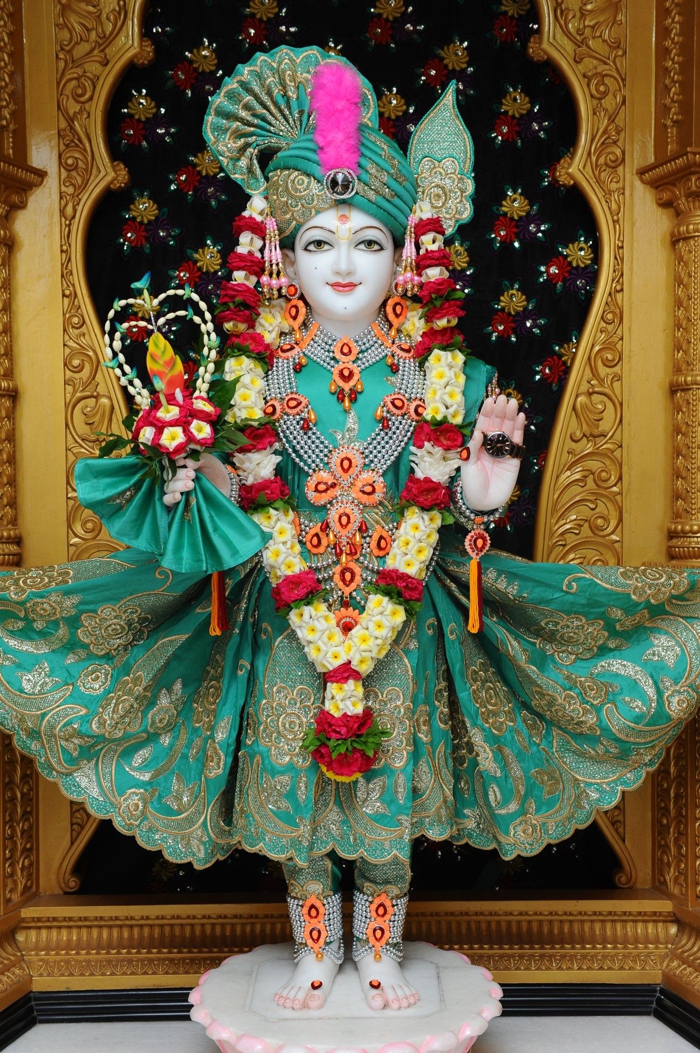 Swaminarayan Bhagwan adorned with flowers