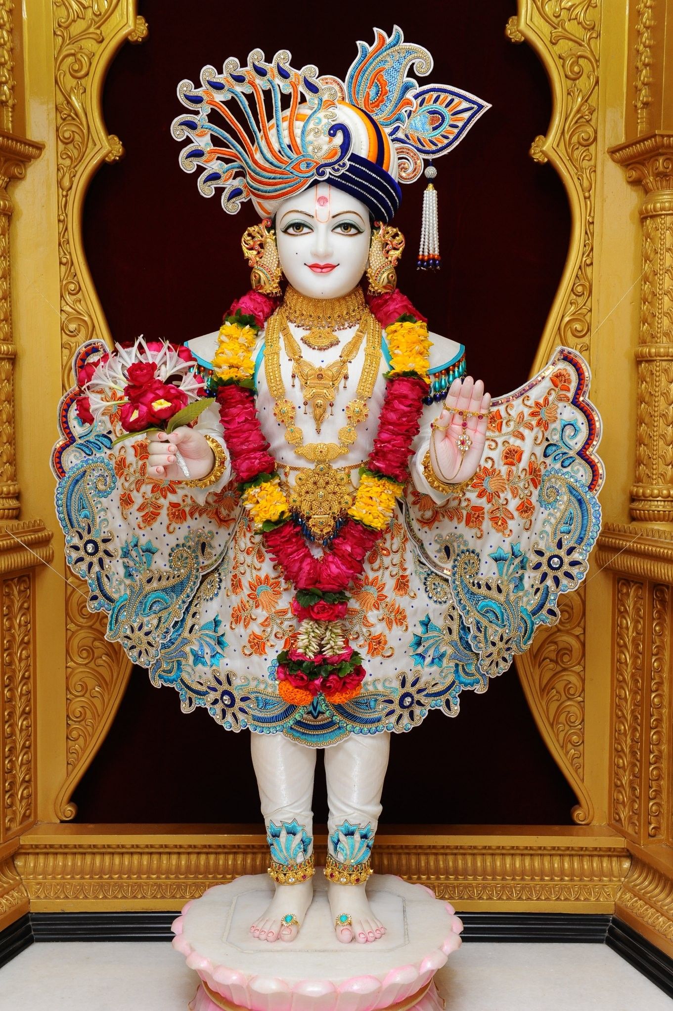 Swaminarayan Bhagwan adorned with floral garland