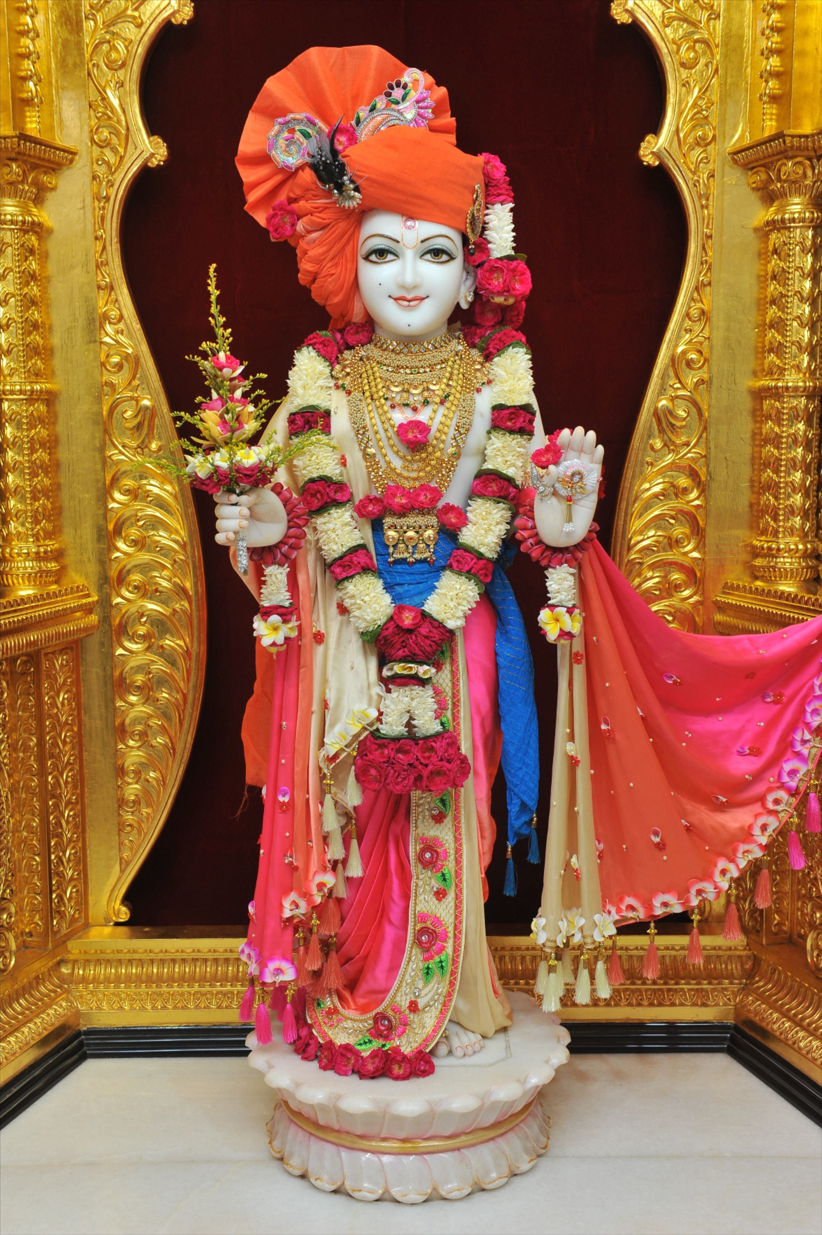Swaminarayan Bhagwan adorned with flowers