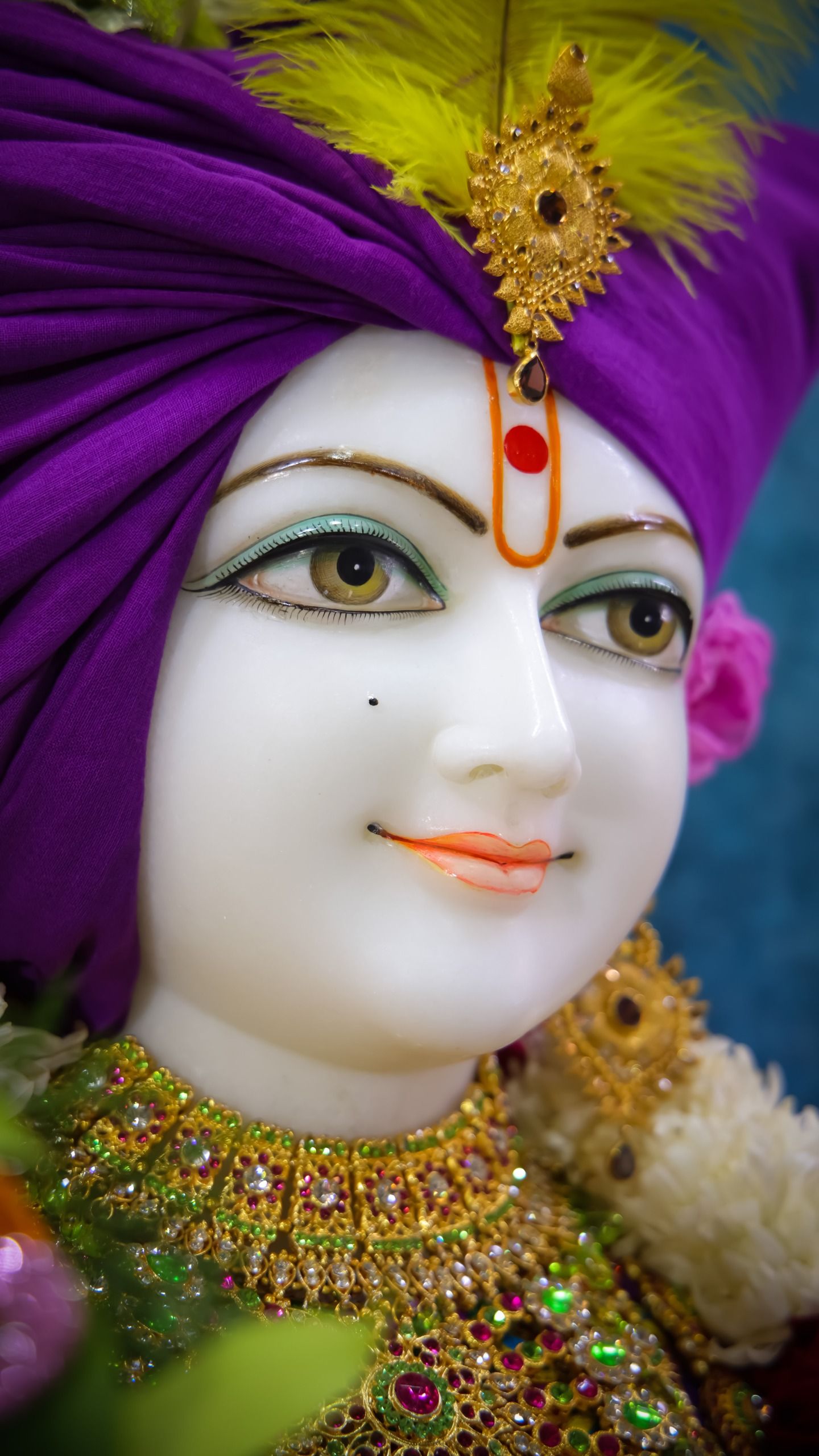 Close-up of Swaminarayan’s divine face.