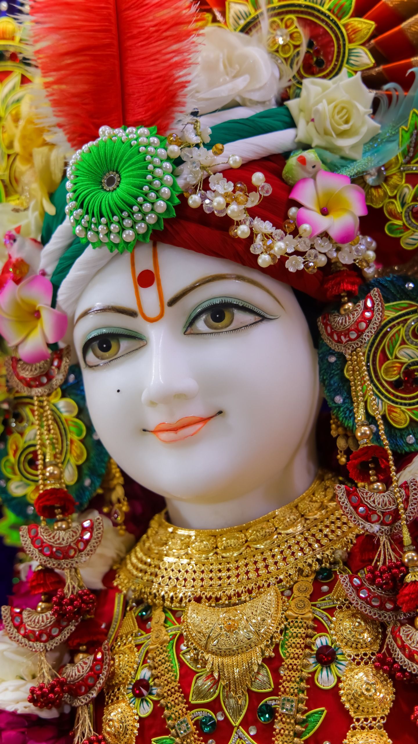Swaminarayan\'s peaceful face, golden ornaments