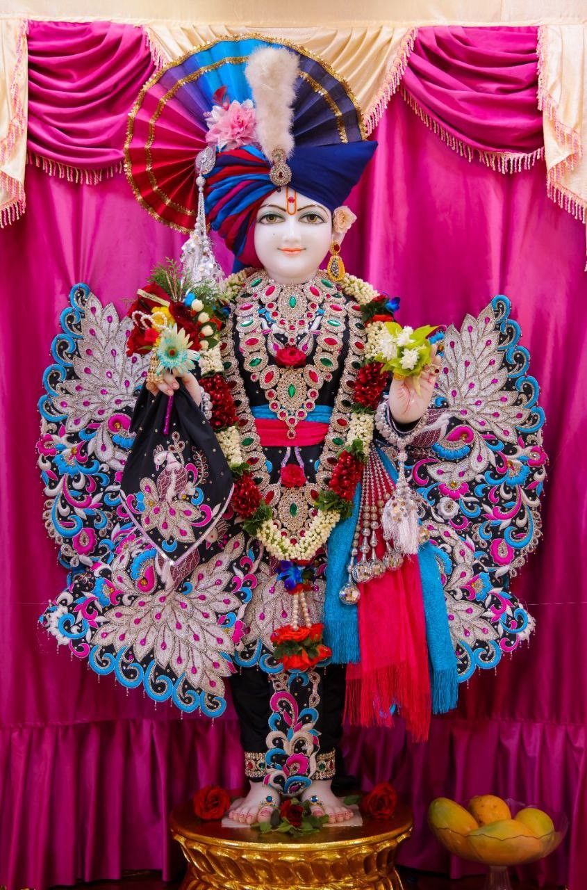 Swaminarayan adorned in jewels and flowers