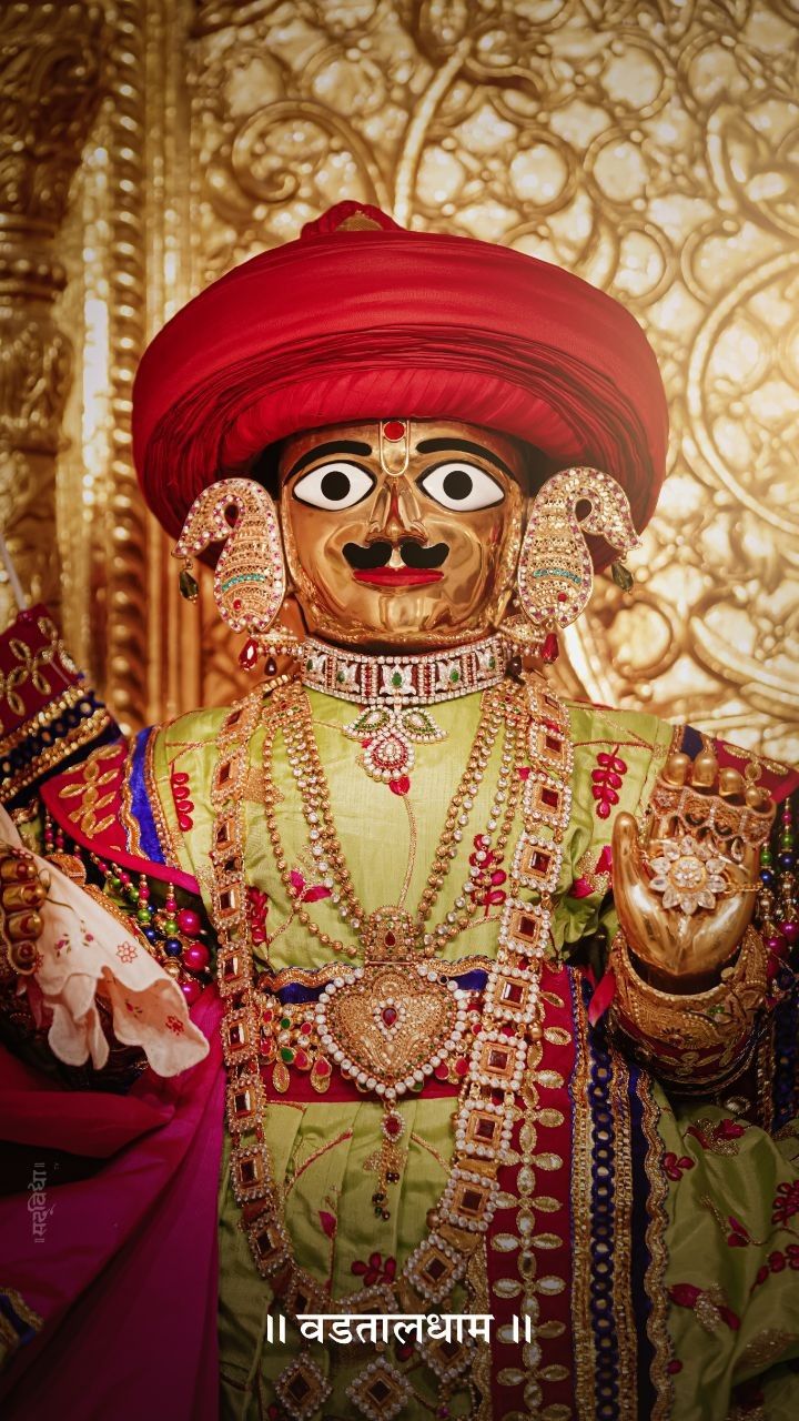 Swaminarayan Bhagwan in regal attire