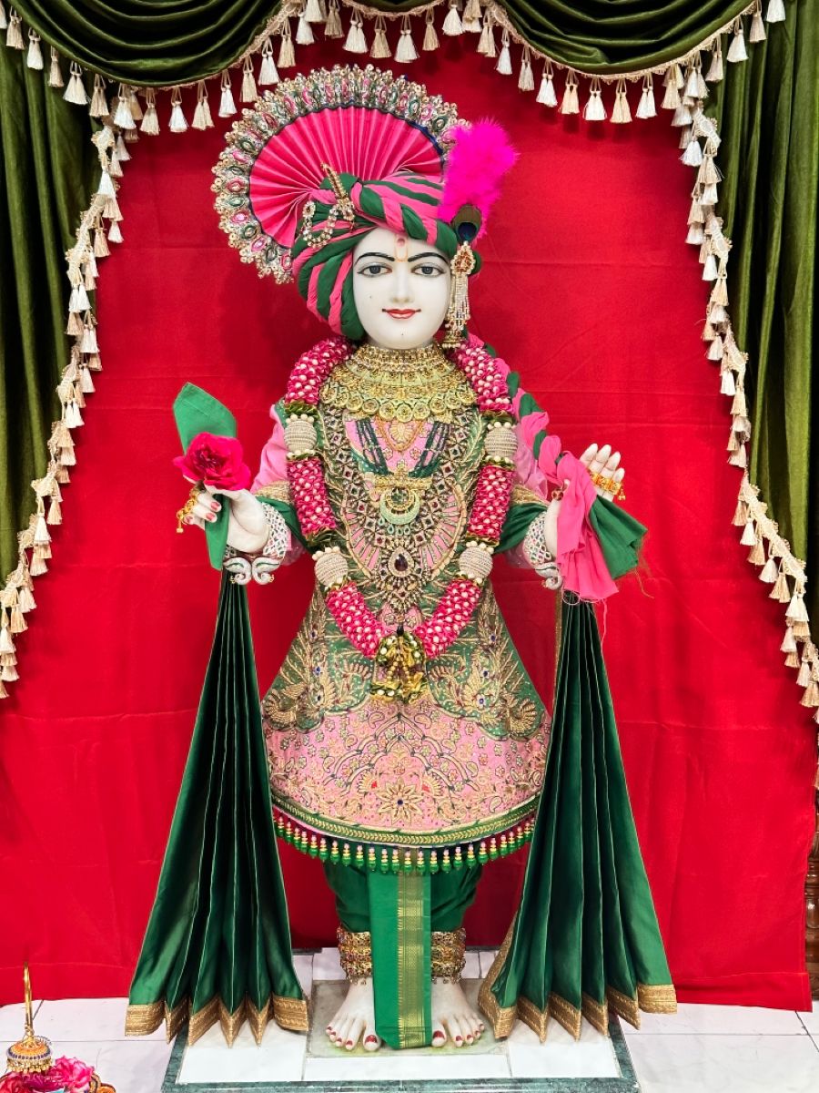 Swaminarayan Bhagwan adorned with floral garland