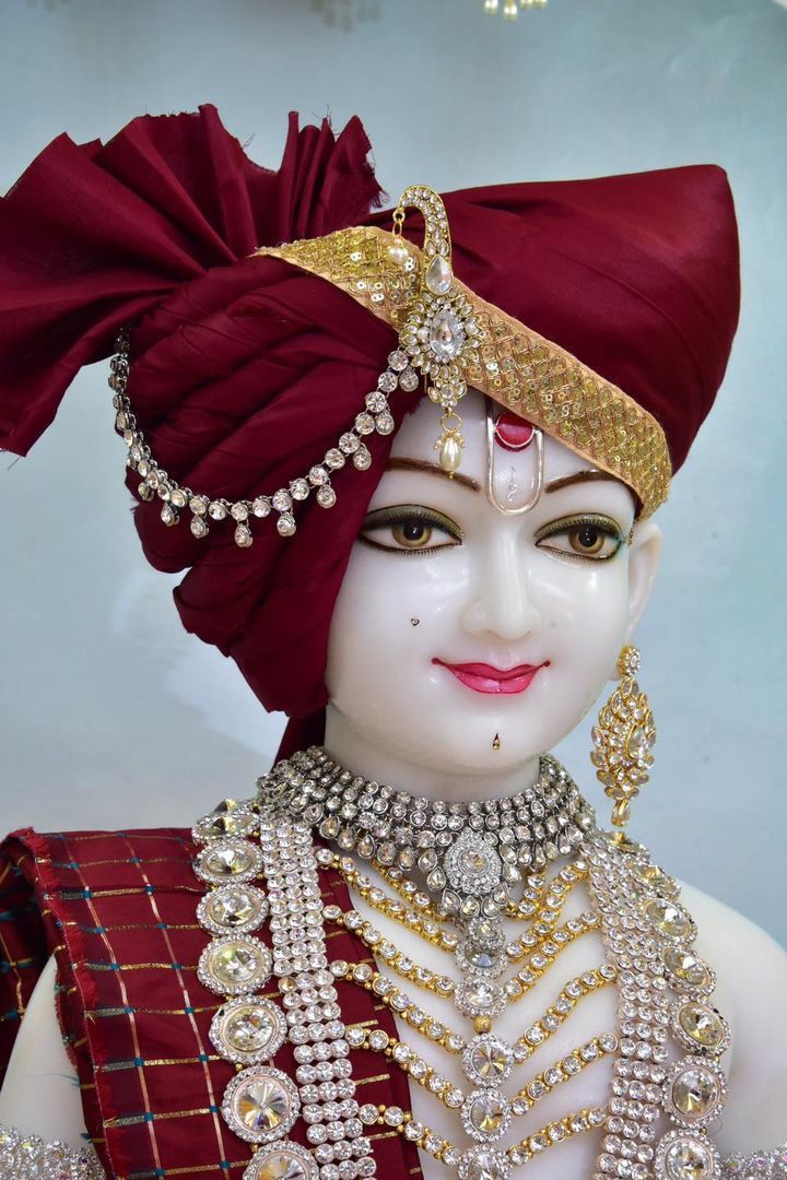 Swaminarayan murti with jeweled turban
