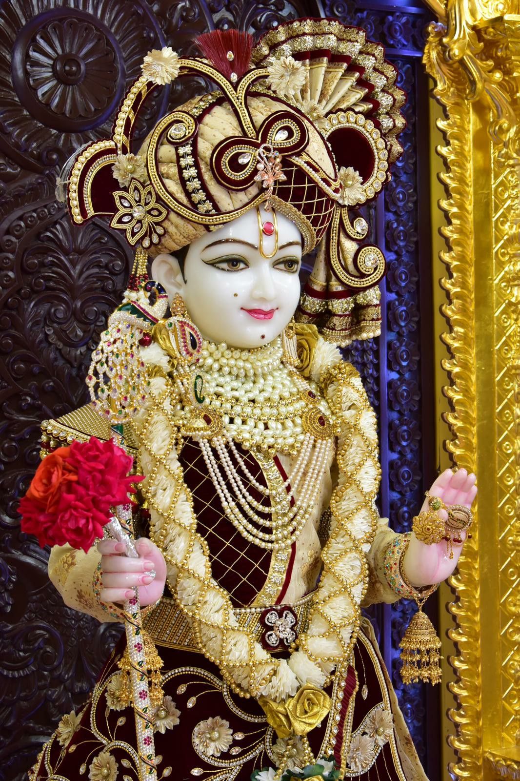 Swaminarayan Bhagwan adorned with gold jewelry.