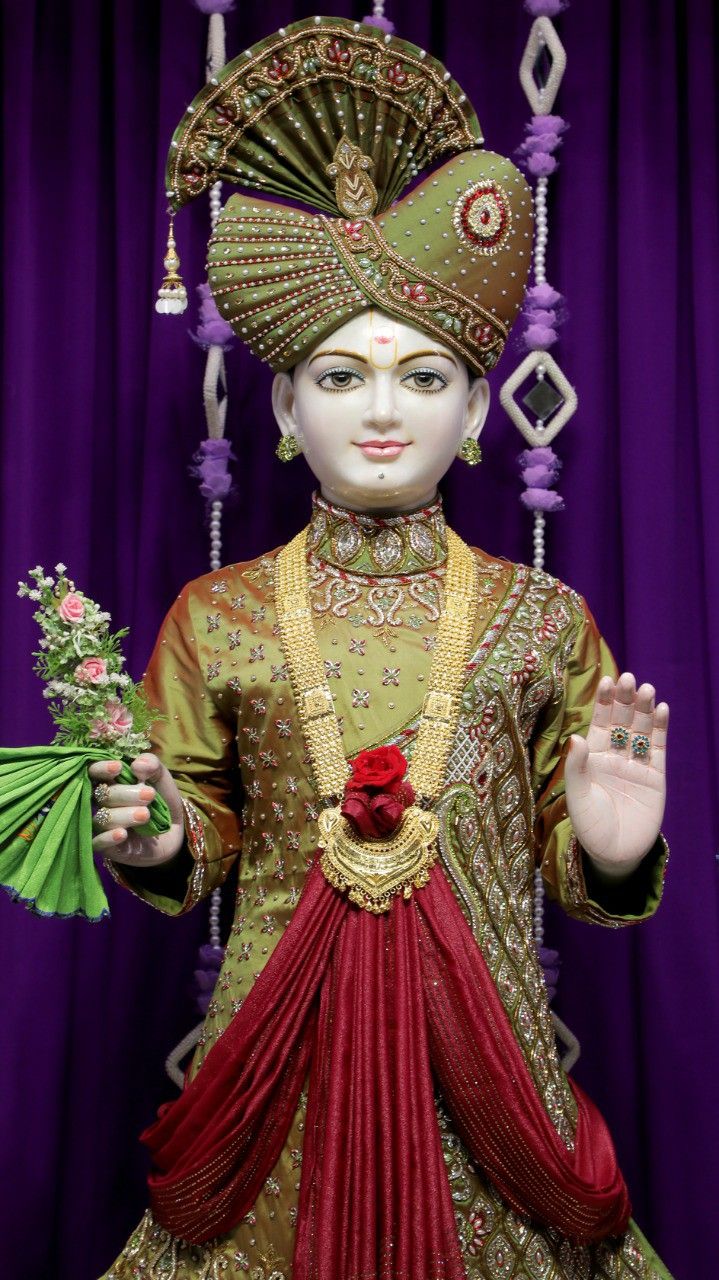Swaminarayan Bhagwan adorned in royal attire
