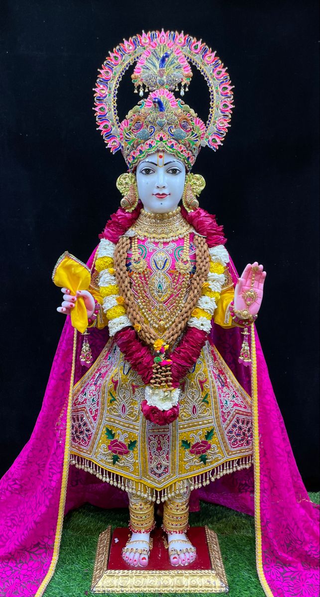 Swaminarayan Bhagwan in regal attire