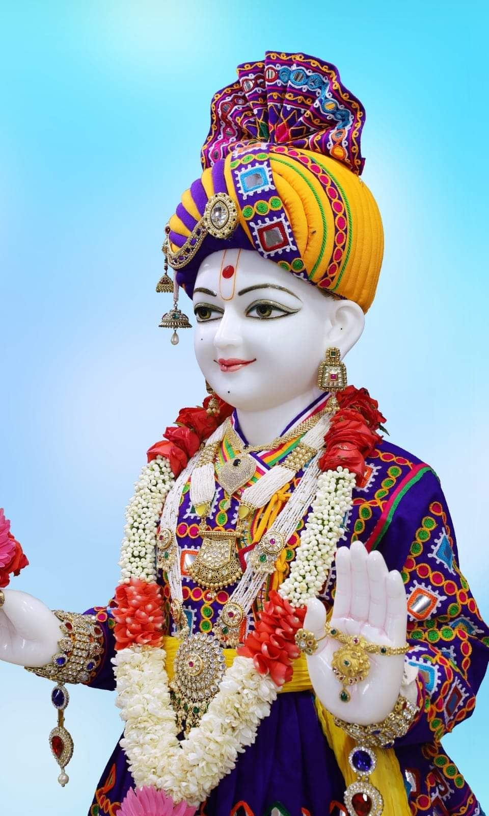Swaminarayan Bhagwan adorned in floral garland