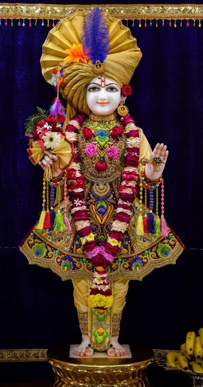 Swaminarayan Bhagwan adorned in floral garlands