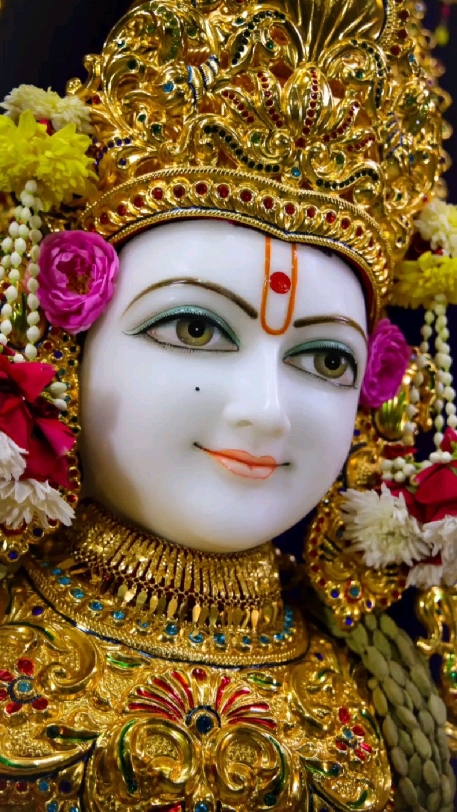 Close-up of Swaminarayan’s divine face.