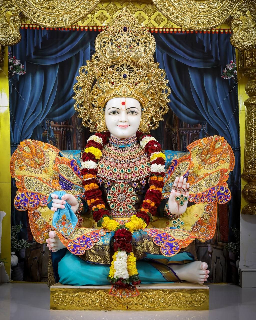 Swaminarayan Maharaj seated in divine splendor