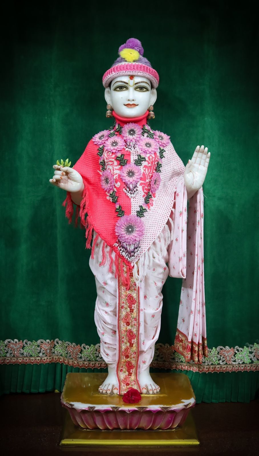 Shri Swaminarayan blessing devotees.