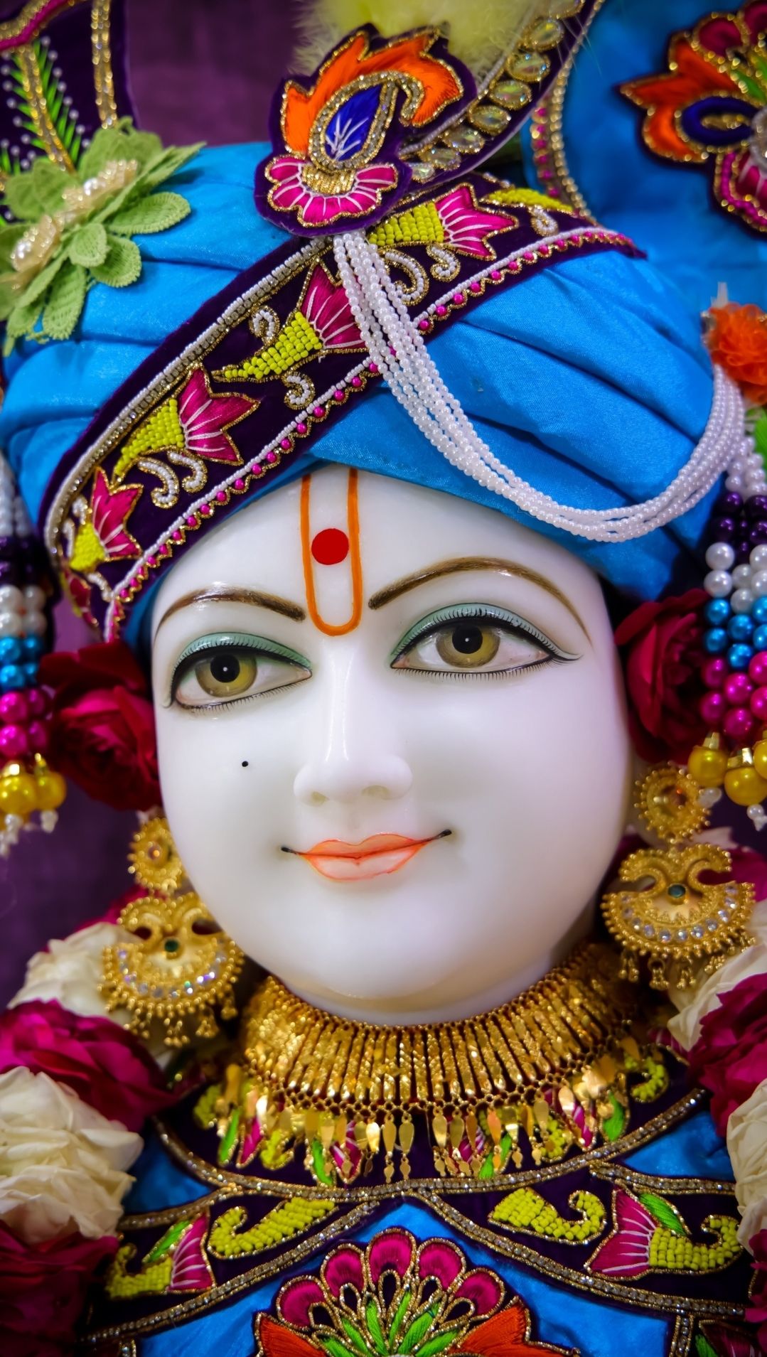 Close-up of Swaminarayan\'s divine face.