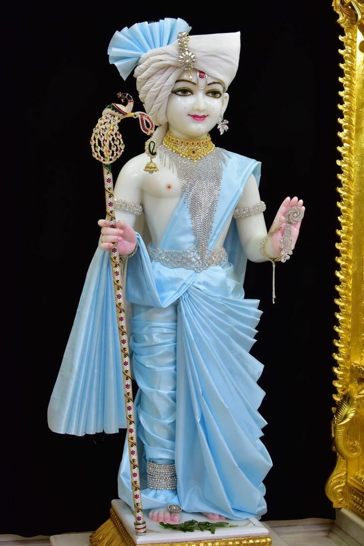 Swaminarayan Bhagwan serene divine statue
