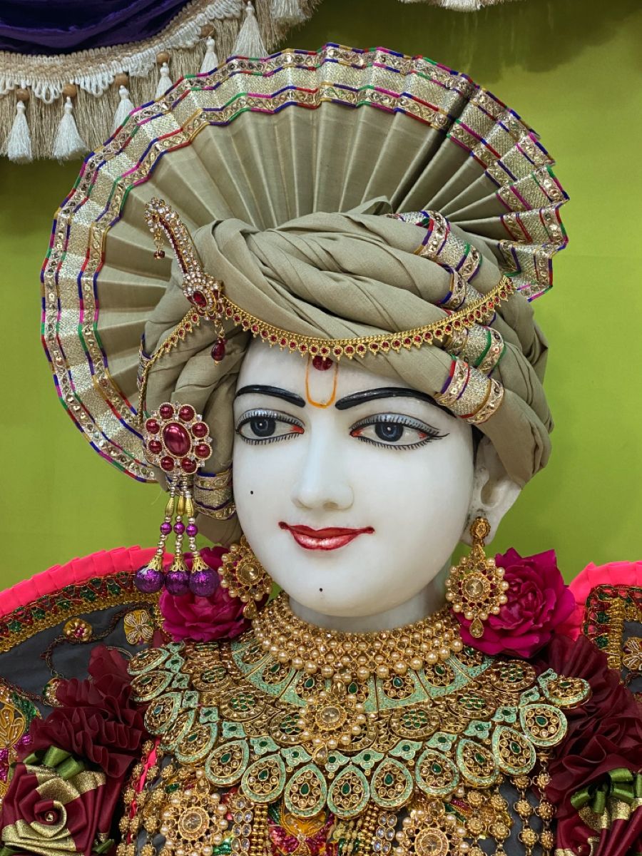 Swaminarayan Bhagwan serene portrait statue
