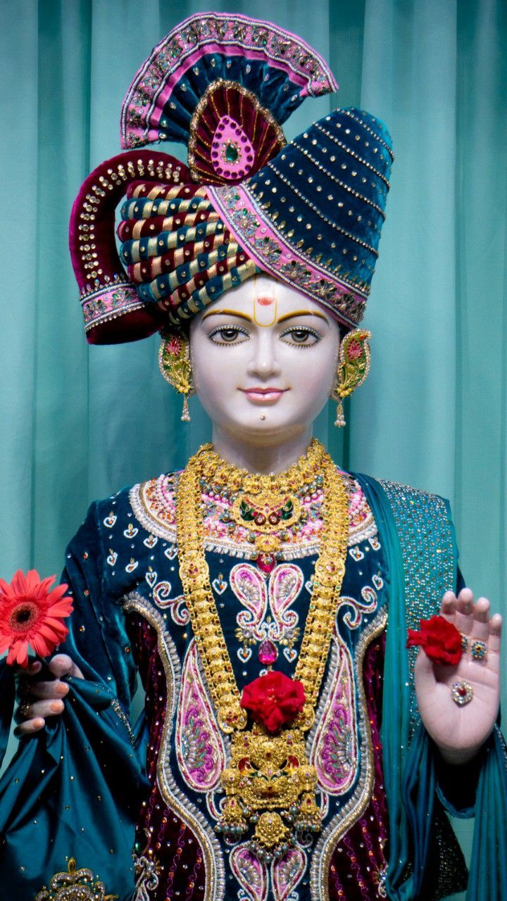 Swaminarayan Bhagwan in festive attire