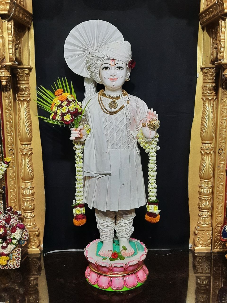 Swaminarayan Bhagwan serene marble murti