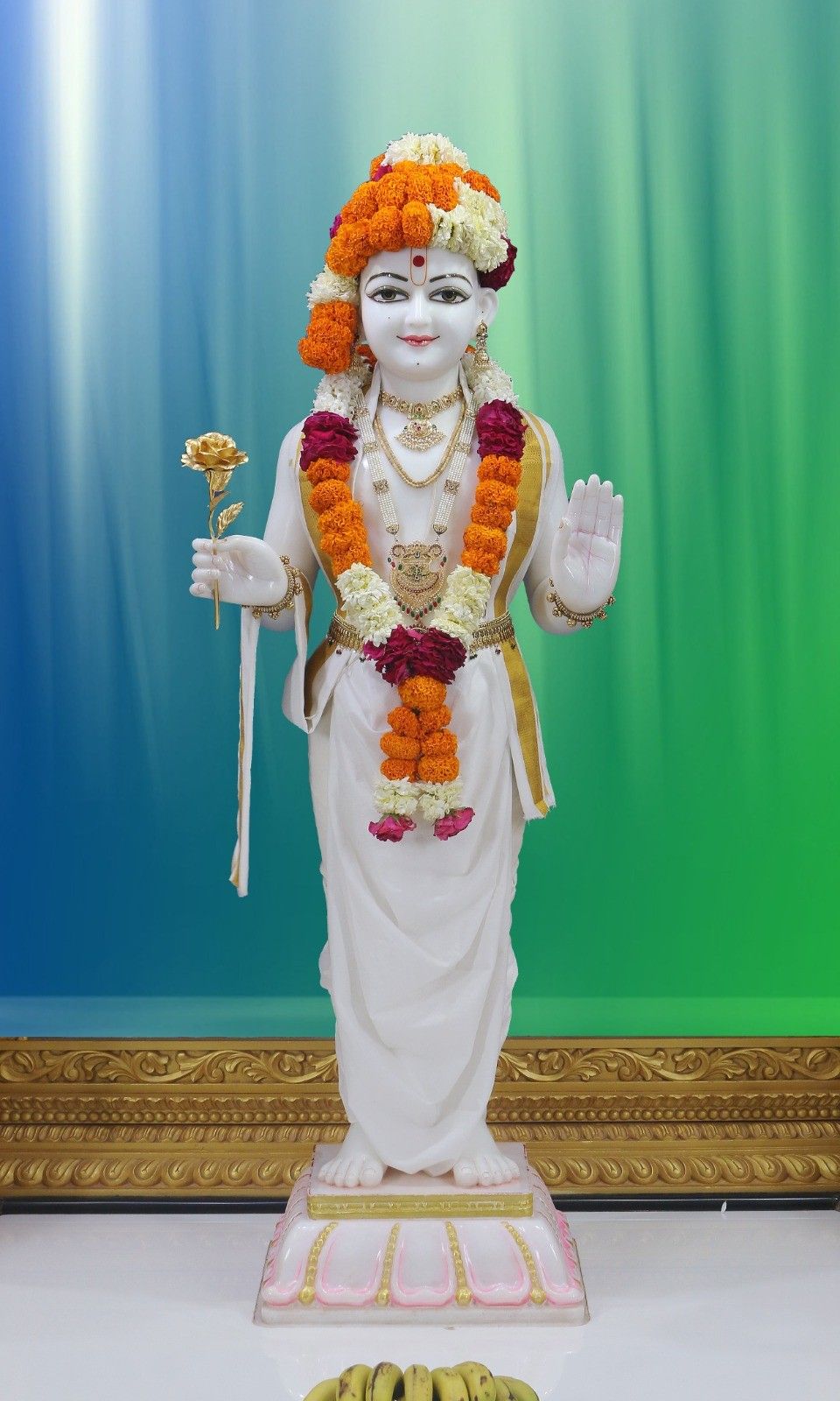 Swaminarayan murti offering blessings