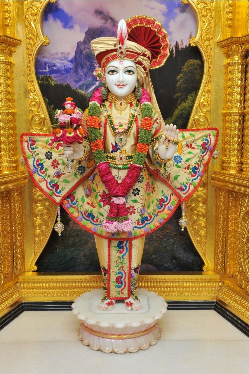 Shri Swaminarayan statue with floral garland