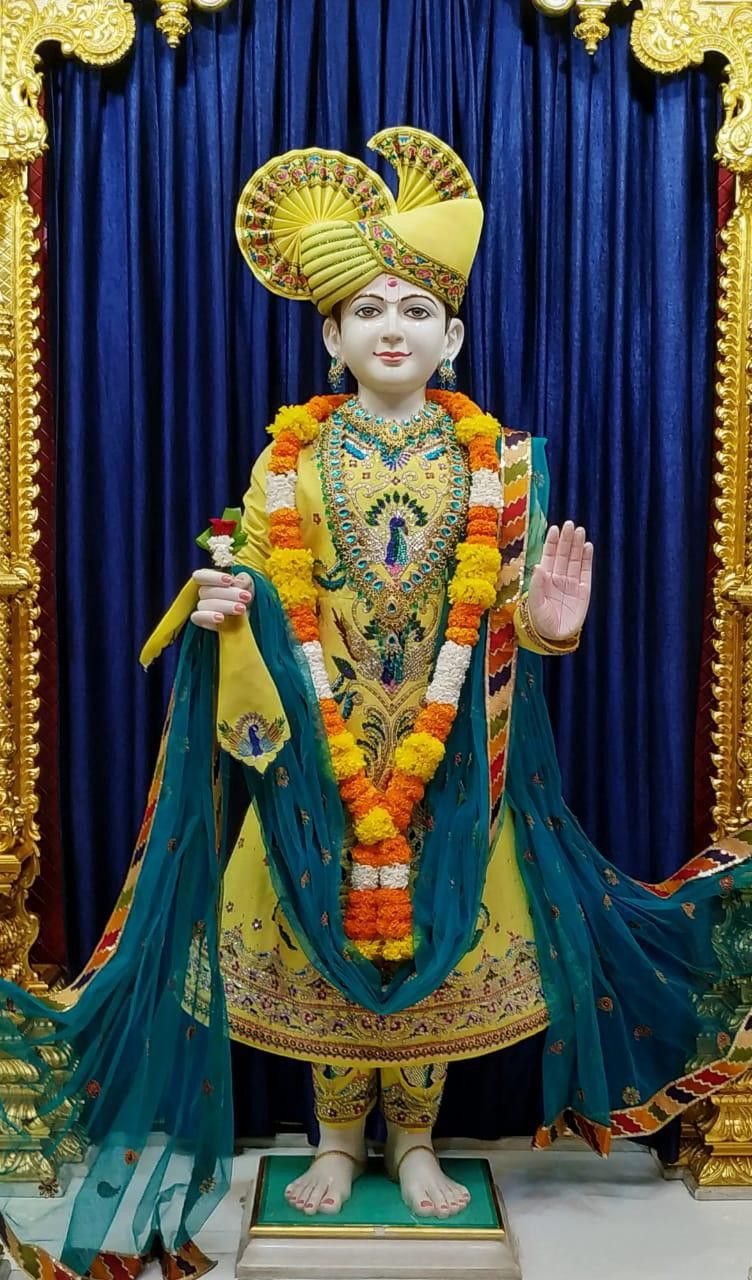Swaminarayan statue with blessing gesture