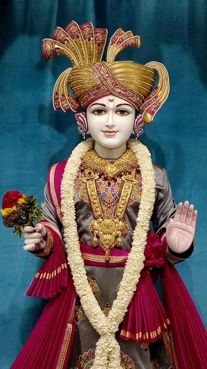 Swaminarayan Bhagwan in regal attire