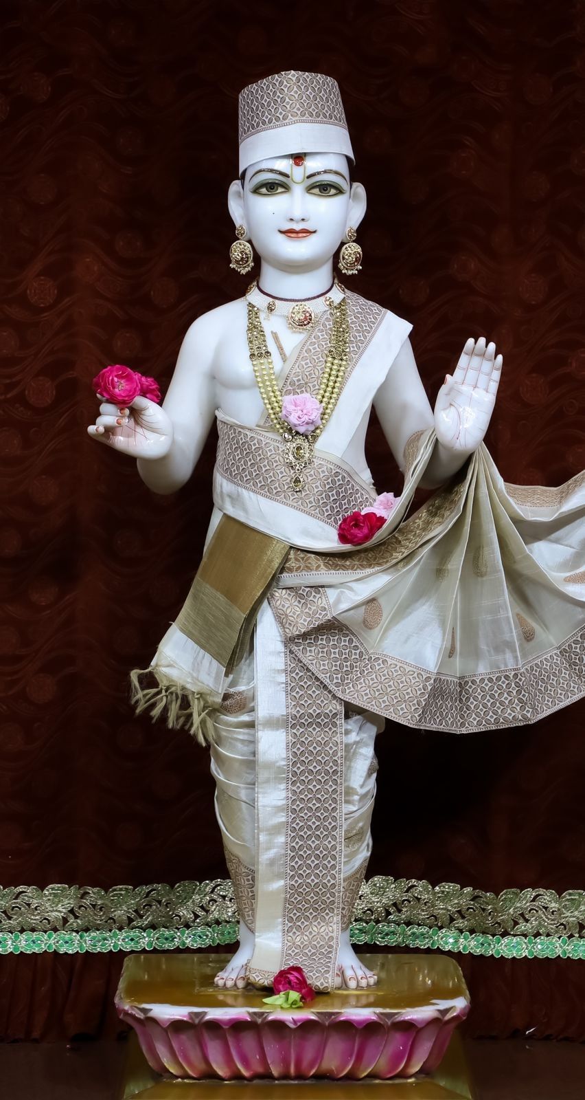 Swaminarayan in traditional divine attire.