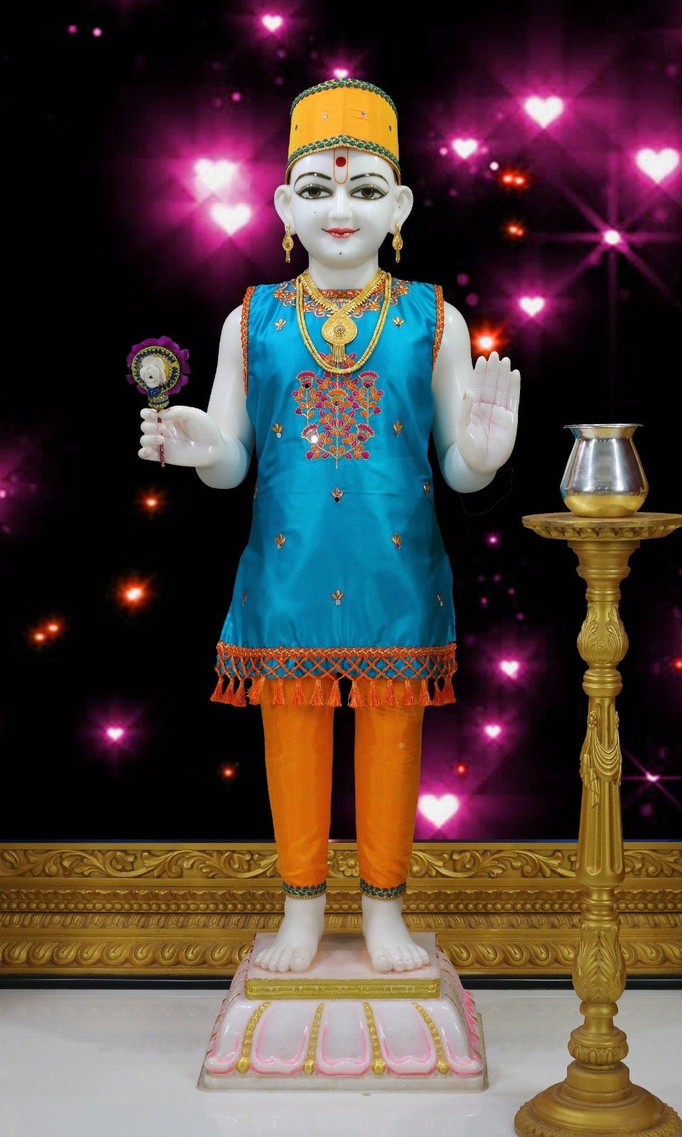 Swaminarayan statue blessing devotees
