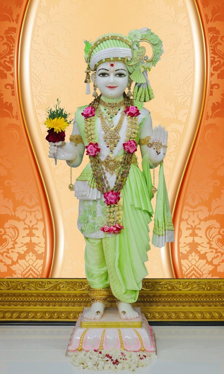 Swaminarayan Bhagwan adorned with flowers