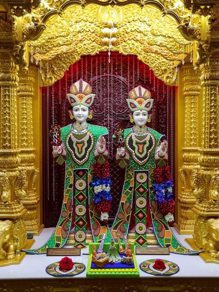Twin Swaminarayan murtis in golden temple